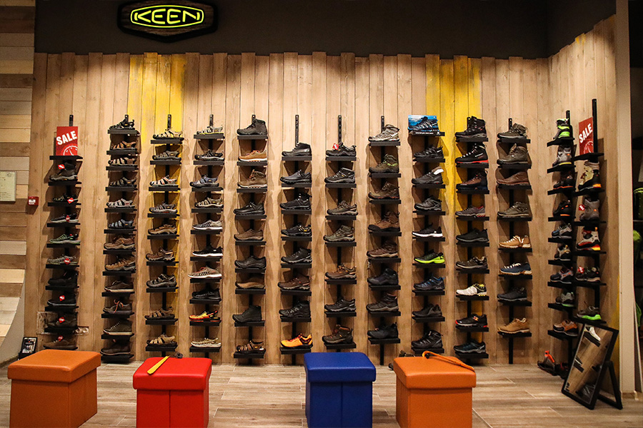 Спортивный магазин часы. Спортивный магазин 7. Магазин спортивной обуви Киров.